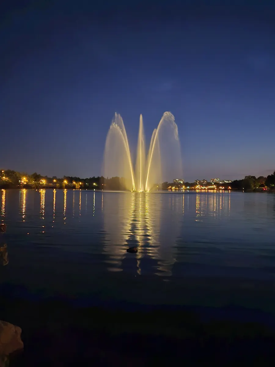 Fontaine du lac des Nations à Sherbrooke au crépuscule